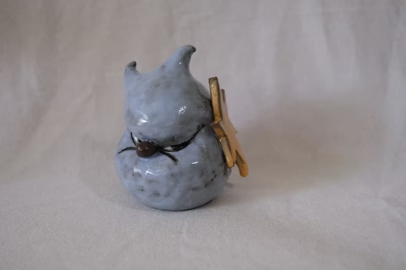 被襲擊的小惡魔 - 手捏陶瓷雕塑、擺飾