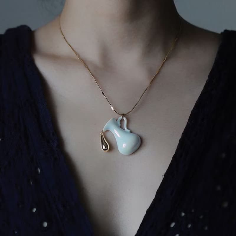 【傾斜的水瓶】高級藍白優雅陶瓷金色項鏈鎖骨鏈 / 胸針