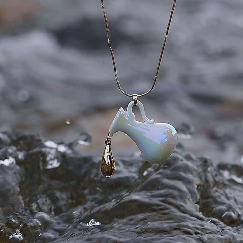【傾斜的水瓶】高級藍白優雅陶瓷金色項鏈鎖骨鏈 / 胸針
