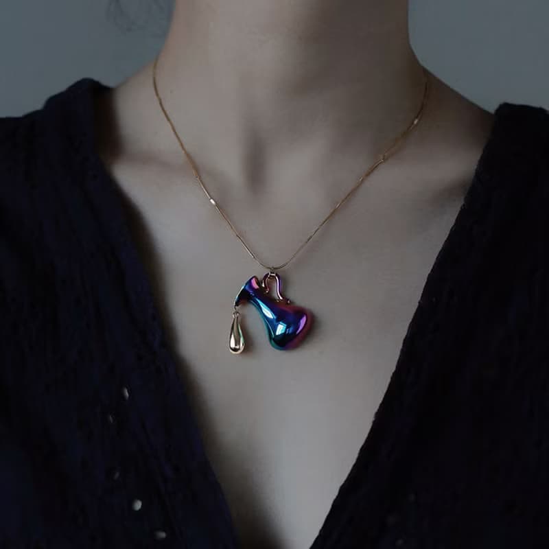 【傾斜的水瓶】高級藍白優雅陶瓷金色項鏈鎖骨鏈 / 胸針