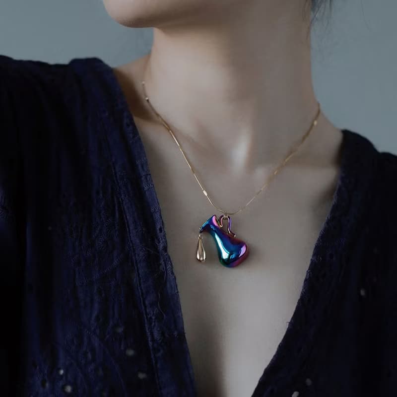 【傾斜的水瓶】高級藍白優雅陶瓷金色項鏈鎖骨鏈 / 胸針