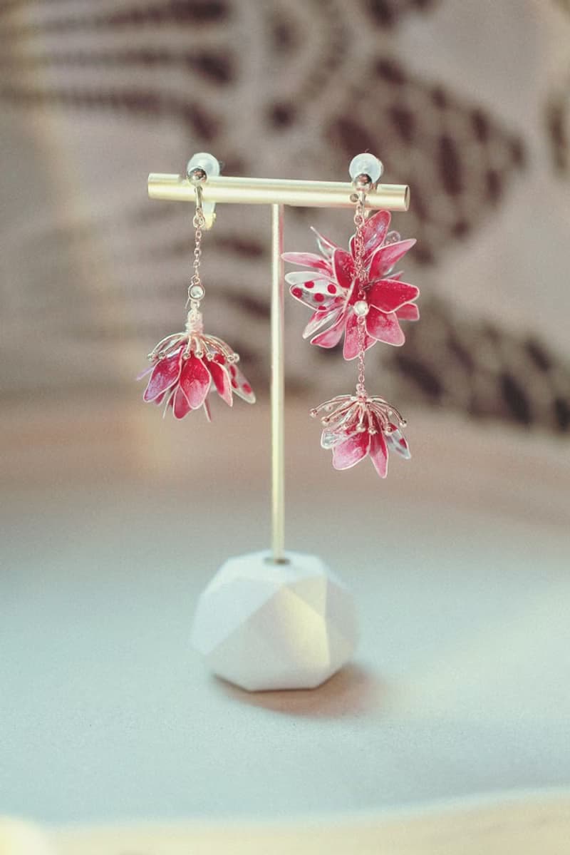 紅色漸層混色點點風  花球垂墜式水晶花樹脂 不對稱樹脂耳環