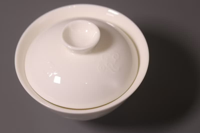 敦睦窯 德化模刻印花玉瓷小蓋杯