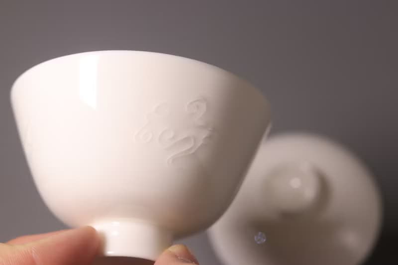 敦睦窯 德化模刻印花玉瓷小蓋杯