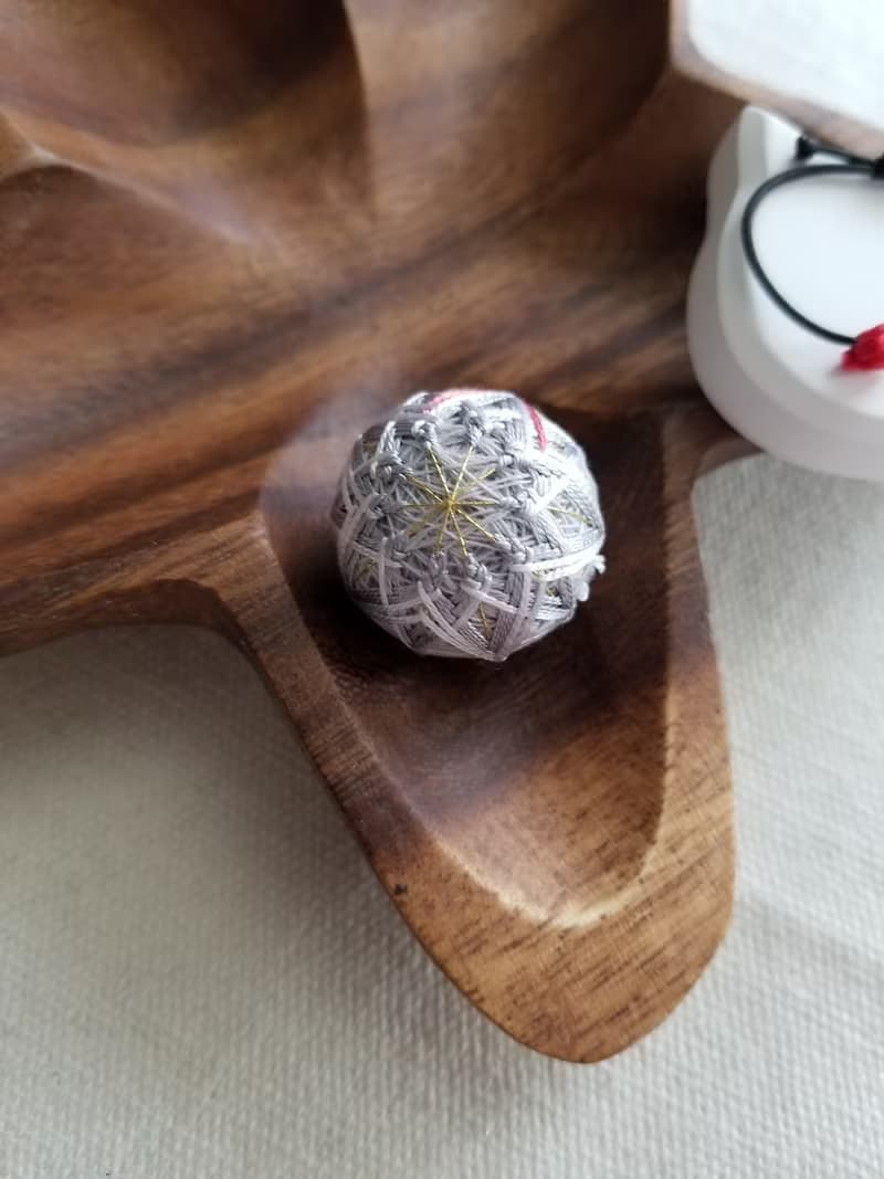 彩線日和 迷你小鞠球 2cm 單品球耳飾 - 小銀花 (全人手)