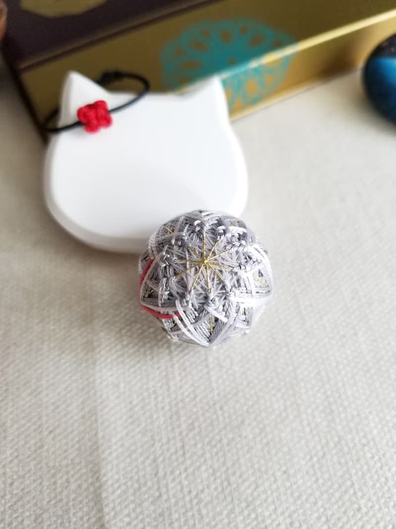 彩線日和 迷你小鞠球 2cm 單品球耳飾 - 小銀花 (全人手)