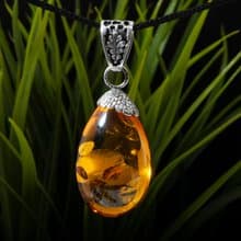 精致的波罗的海琥珀吊坠蜜色优雅闪烁着美丽的光泽