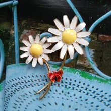 【美國西洋古董飾品】雙雛菊 小蝴蝶 琺瑯花 花卉 別針  胸針