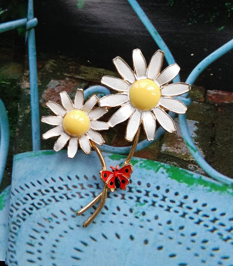 【美國西洋古董飾品】雙雛菊 小蝴蝶 琺瑯花 花卉 別針  胸針