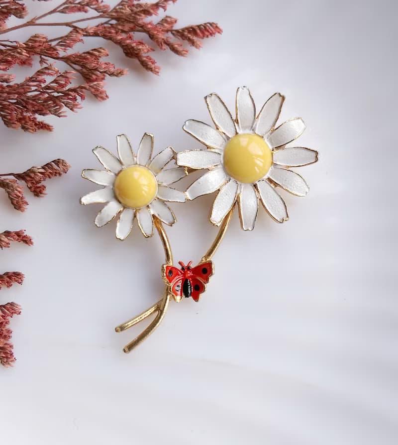 【美國西洋古董飾品】雙雛菊 小蝴蝶 琺瑯花 花卉 別針  胸針