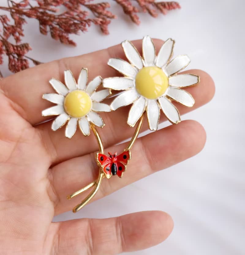 【美國西洋古董飾品】雙雛菊 小蝴蝶 琺瑯花 花卉 別針  胸針