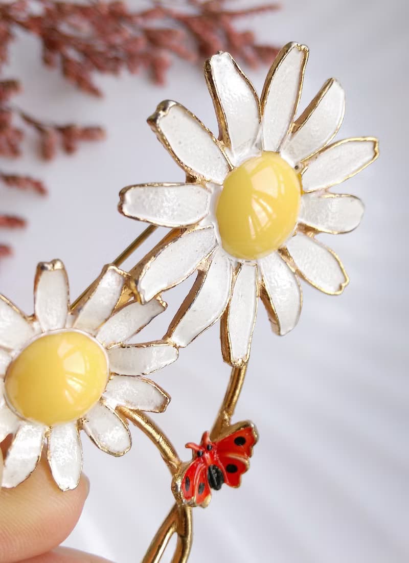 【美國西洋古董飾品】雙雛菊 小蝴蝶 琺瑯花 花卉 別針  胸針