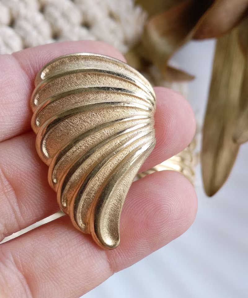 Vintage Jewelry 西洋古董飾品  LR 金色調 對稱 翅膀 針式耳環