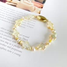 ライムイエローに染められた、クロスパールと淡水パールのブレスレット