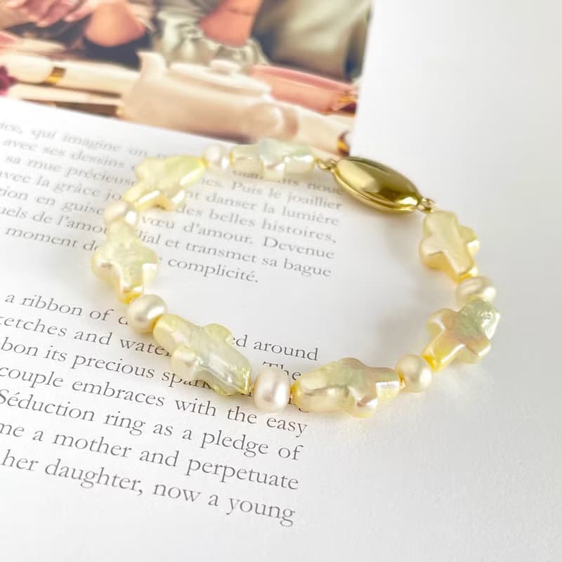 ライムイエローに染められた、クロスパールと淡水パールのブレスレット