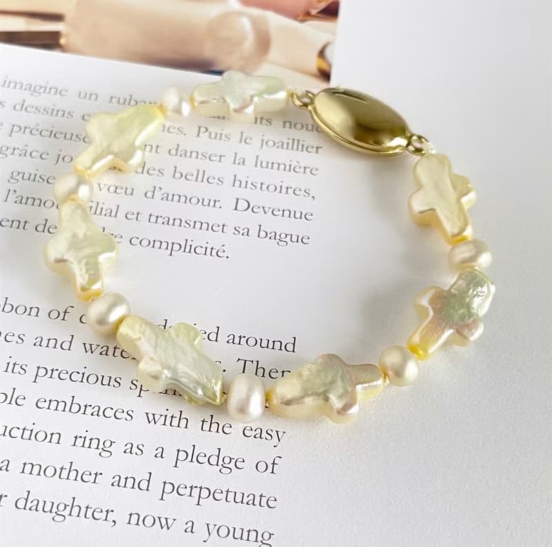 ライムイエローに染められた、クロスパールと淡水パールのブレスレット