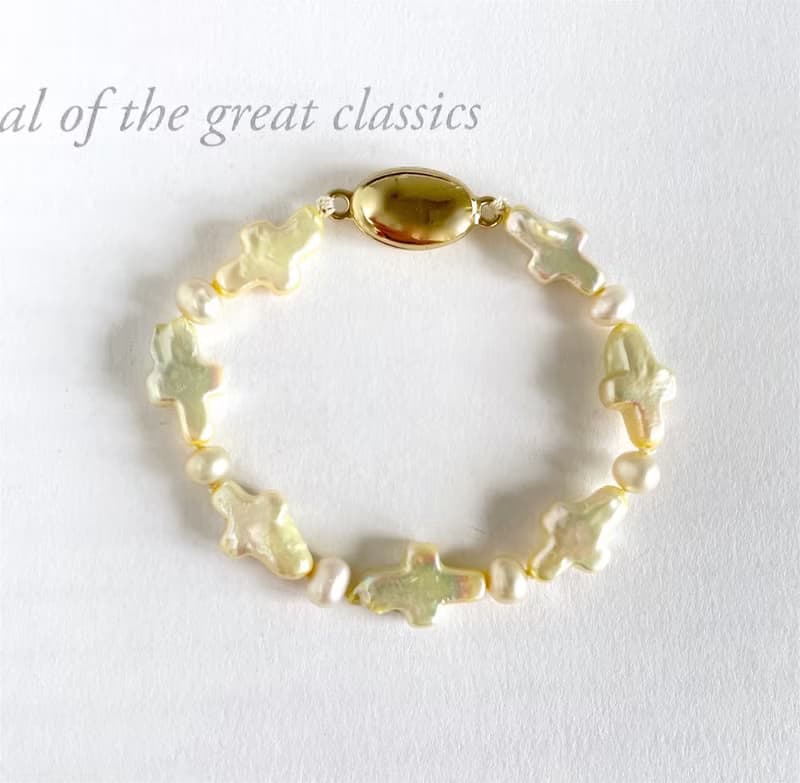 ライムイエローに染められた、クロスパールと淡水パールのブレスレット