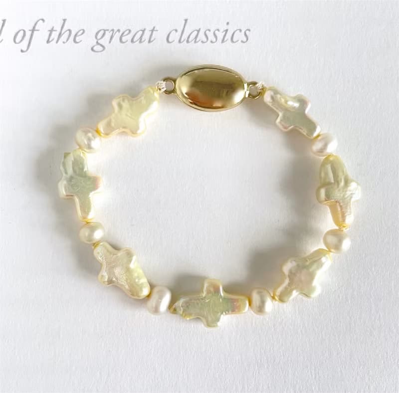 ライムイエローに染められた、クロスパールと淡水パールのブレスレット