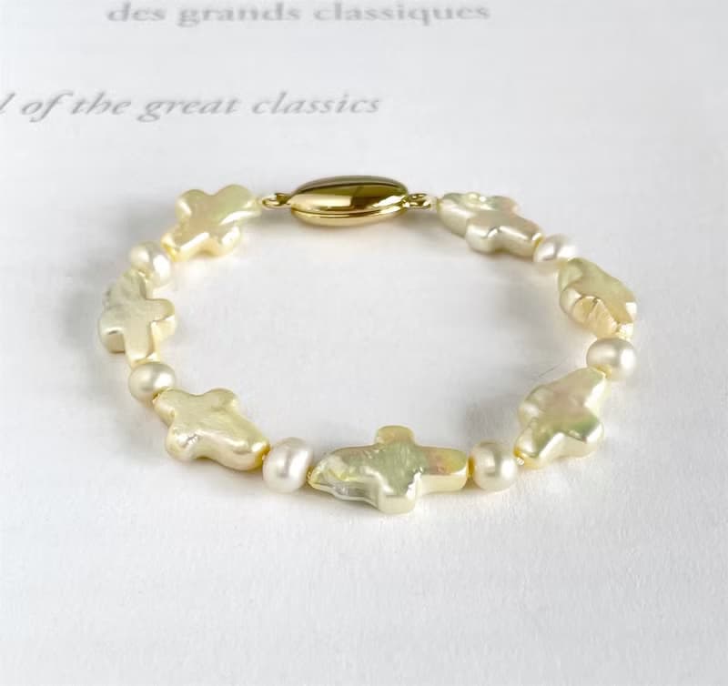 ライムイエローに染められた、クロスパールと淡水パールのブレスレット
