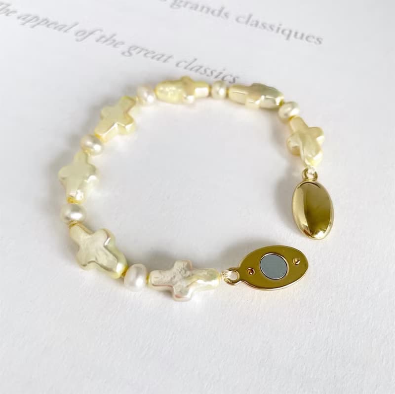 ライムイエローに染められた、クロスパールと淡水パールのブレスレット