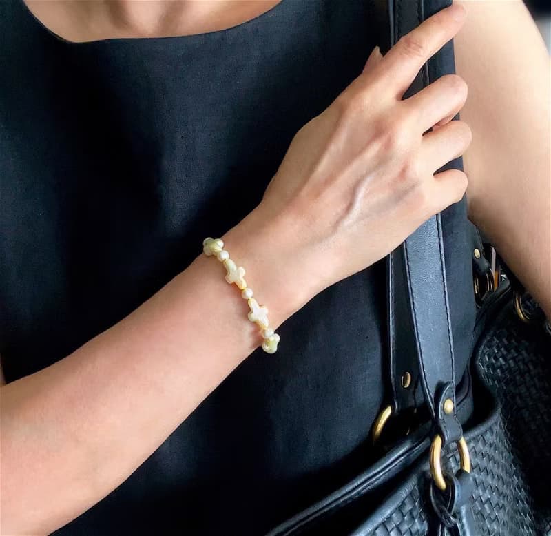 ライムイエローに染められた、クロスパールと淡水パールのブレスレット