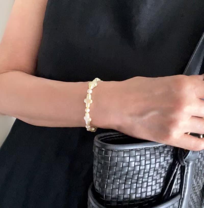 ライムイエローに染められた、クロスパールと淡水パールのブレスレット