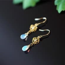 薔薇とオパールのピアス　イヤリング可　10月誕生石