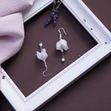 Artemis 飽和白綢緞花垂墜白蝶貝珠長耳環