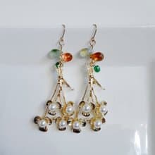 パール付き花束チャームとぷっくりしずくビーズが素敵な大ぶりピアス イエローグリーン 春ピアス 誕生日プレゼント アレルギー対応ピアスまたはイヤリングに変更可能