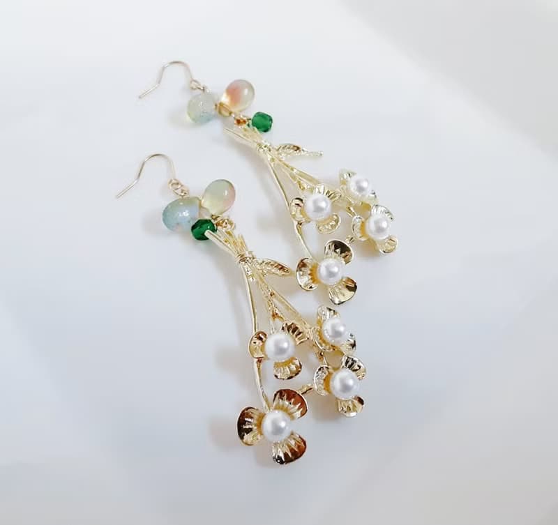 パール付き花束チャームとぷっくりしずくビーズが素敵な大ぶりピアス イエローグリーン 春ピアス 誕生日プレゼント アレルギー対応ピアスまたはイヤリングに変更可能
