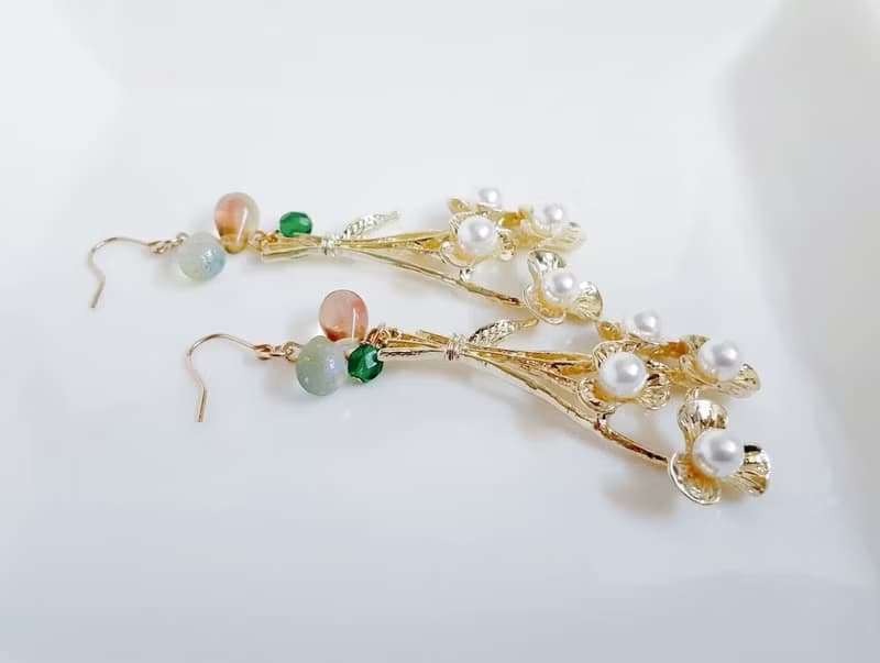 パール付き花束チャームとぷっくりしずくビーズが素敵な大ぶりピアス イエローグリーン 春ピアス 誕生日プレゼント アレルギー対応ピアスまたはイヤリングに変更可能