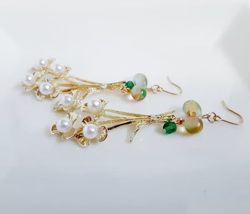 パール付き花束チャームとぷっくりしずくビーズが素敵な大ぶりピアス イエローグリーン 春ピアス 誕生日プレゼント アレルギー対応ピアスまたはイヤリングに変更可能