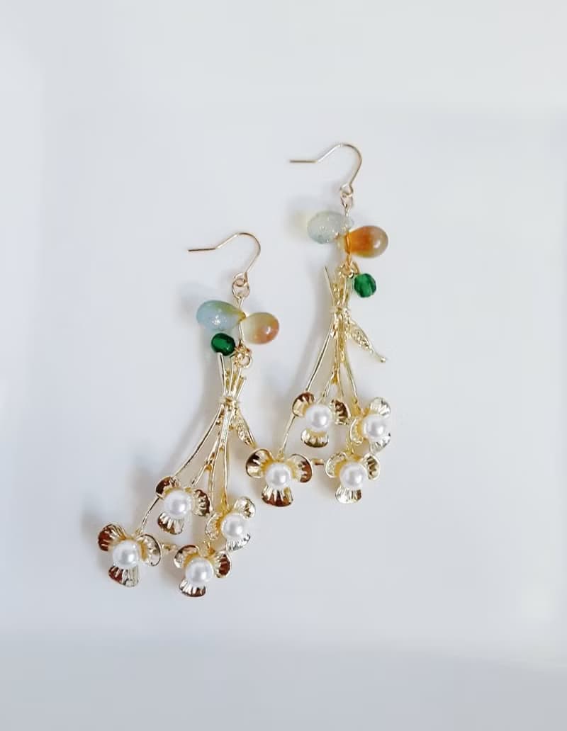 パール付き花束チャームとぷっくりしずくビーズが素敵な大ぶりピアス イエローグリーン 春ピアス 誕生日プレゼント アレルギー対応ピアスまたはイヤリングに変更可能