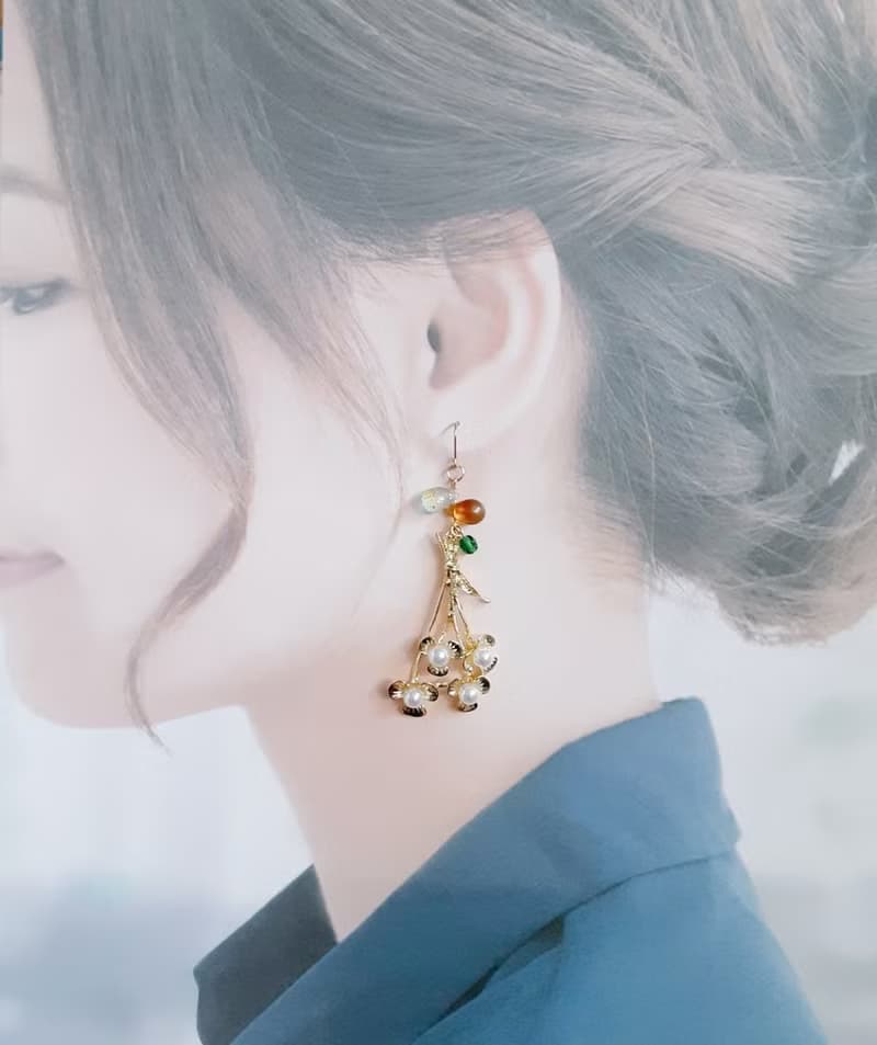 パール付き花束チャームとぷっくりしずくビーズが素敵な大ぶりピアス イエローグリーン 春ピアス 誕生日プレゼント アレルギー対応ピアスまたはイヤリングに変更可能