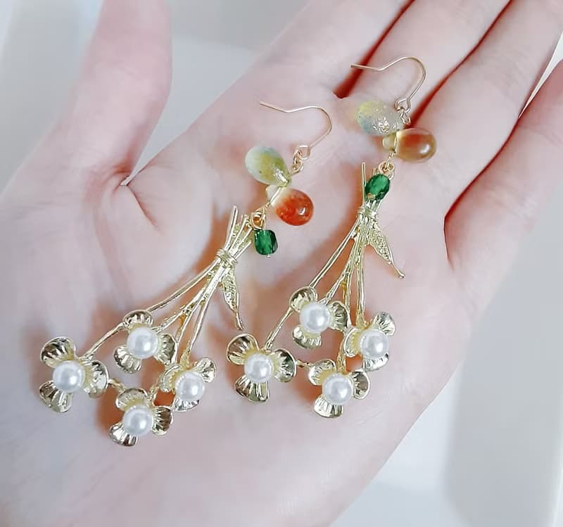 パール付き花束チャームとぷっくりしずくビーズが素敵な大ぶりピアス イエローグリーン 春ピアス 誕生日プレゼント アレルギー対応ピアスまたはイヤリングに変更可能