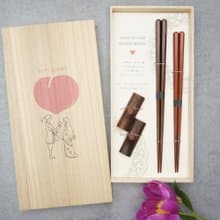 兵左衛門　箸・箸置きセット　Happy Wedding　桃太郎　箸2膳、箸置き２つが桐箱に入ったギフトセット　箸置きは切り株の形で出来ています。
