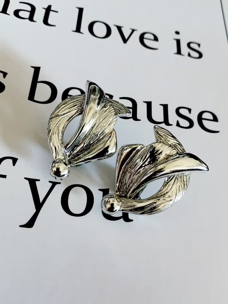 vintage jewelry  Selini 古董亮銀色羽翼夾式耳環