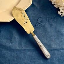 50639-典雅法國古董甜點鏟 純銀柄 銅鍍金鏤空花卉刀面