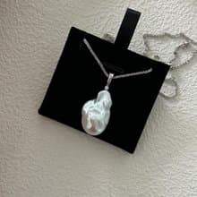 A Baroque natural pearl necklace 一颗巴洛克珍珠项链