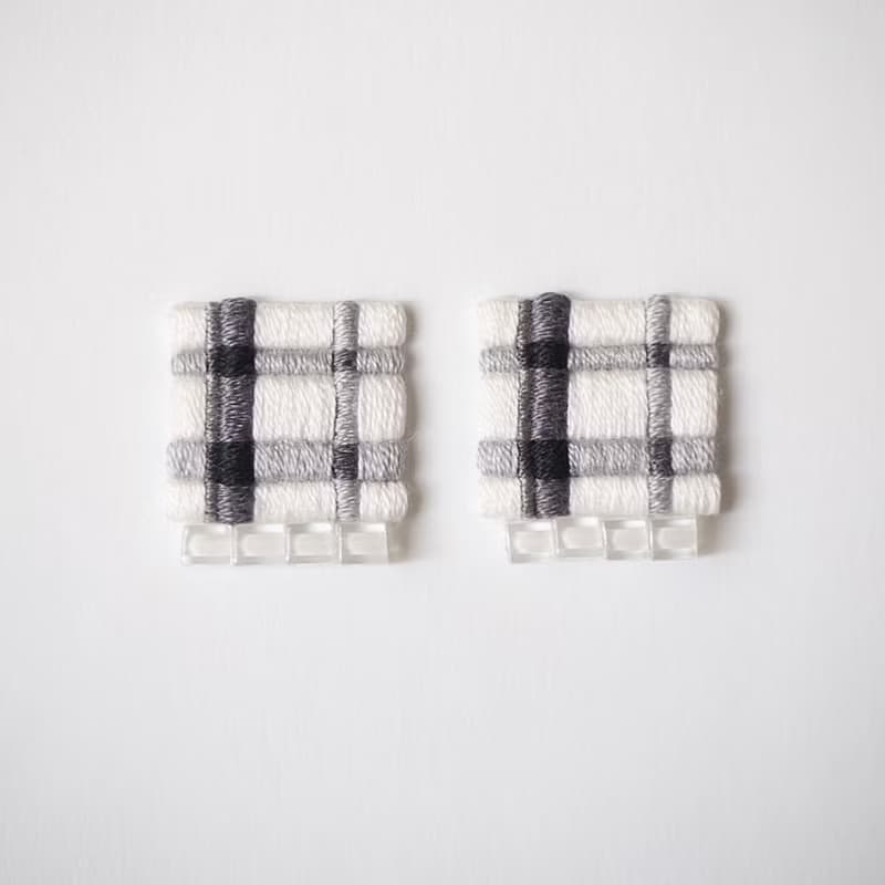 刺繍ピアスorイヤリング　チェック柄　グレー　春夏
