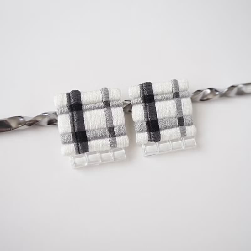 刺繍ピアスorイヤリング　チェック柄　グレー　春夏