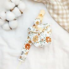 秋日小雛菊。奶嘴收納袋 / 奶嘴鏈 (可繡名字)
