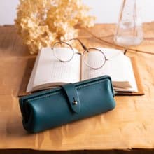 Paka-glass Slim #PeacockBlue イタリアンレザーの眼鏡ケース【入学祝】【就職祝】【カスタム可能なギフト】