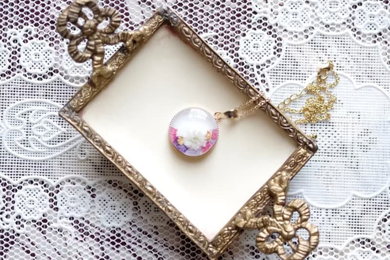 レジンアート　ラウンドペンダント・ブーケ・ホワイト