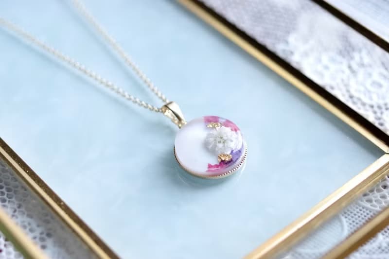 レジンアート　ラウンドペンダント・ブーケ・ホワイト