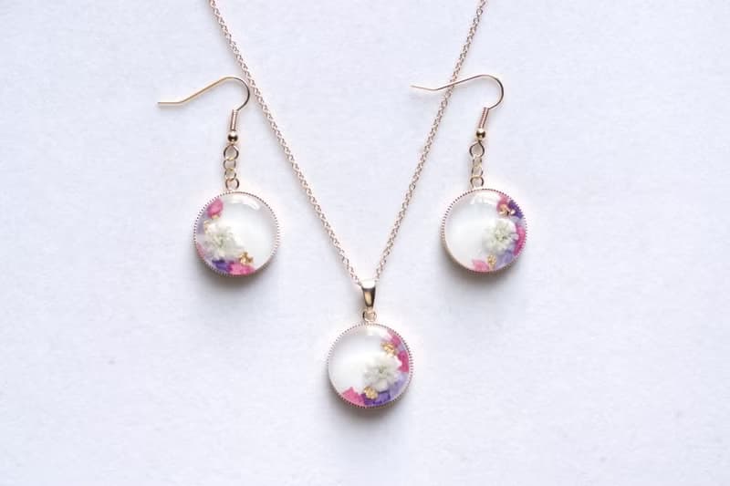 レジンアート　ラウンドペンダント・ブーケ・ホワイト