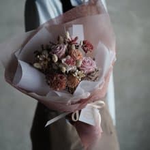 少女粉色永生玫瑰花束