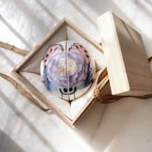 手工燒製。金邊牡丹花卉浮雕手繪茶杯二入禮盒。結婚喬遷情人節
