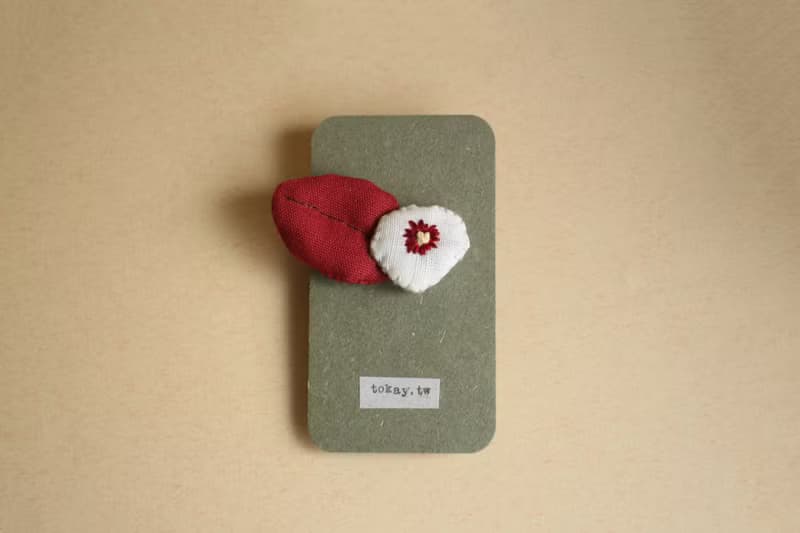 立體布花胸針 / 紅紙扇 血萼花 刺繡胸針A