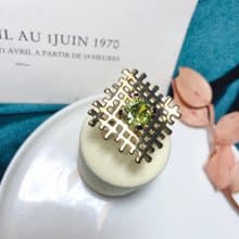 【西洋古董飾品】14波紋楓糖感簍空質感橄欖綠萊茵厚實戒指